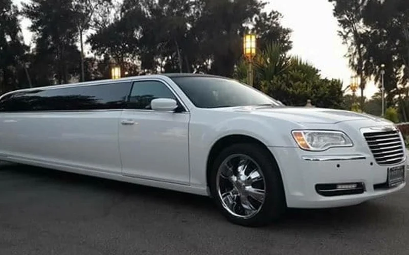 ليموزين كرايسلر ابيض
